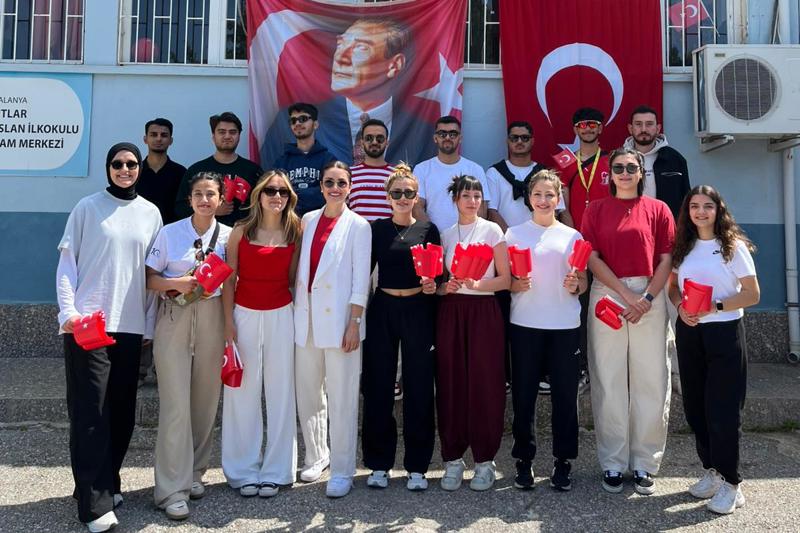 ÜNİVERSİTE ÖĞRENCİLERİNDEN 23 NİSAN COŞKUSUNA ANLAMLI DESTEK