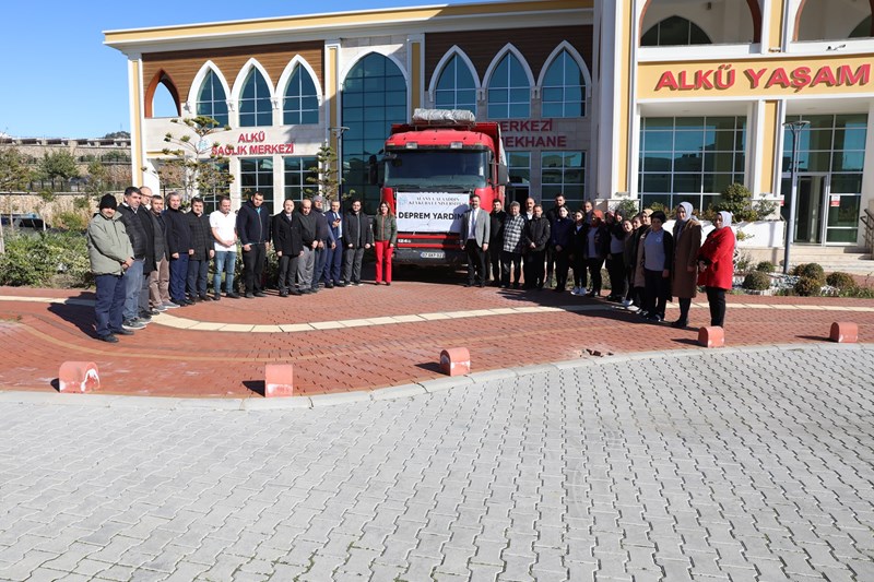 ALKÜ’DE DEPREMZEDELER İÇİN YARDIM MALZEMELERİ TOPLANDI