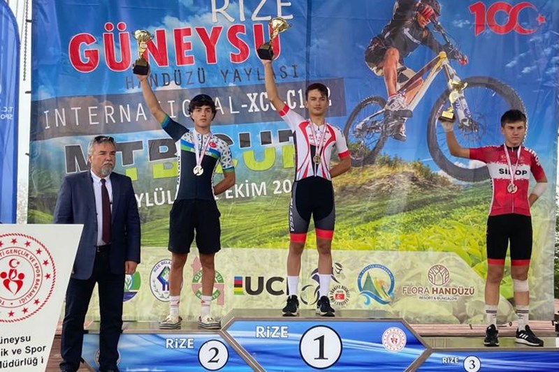 ALKÜ SPOR BİLİMLERİ FAKÜLTESİ ÖĞRENCİSİ KÜRSÜDE ALKÜ SPOR BİLİMLERİ FAKÜLTESİ ÖĞRENCİSİ KÜRSÜDE