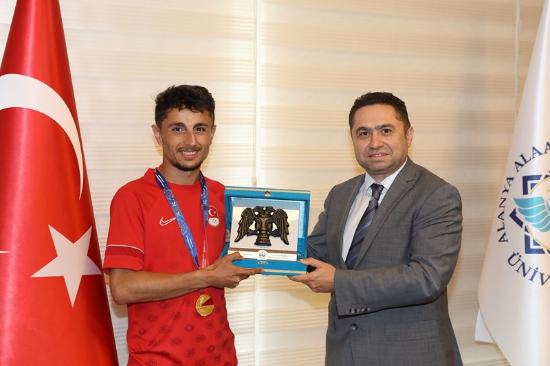 ALKÜ’LÜ MİLLÎ SPORCU KORKMAZ, REKTÖR TÜRKDOĞAN’LA BULUŞTU ALKÜ’LÜ MİLLÎ SPORCU KORKMAZ, REKTÖR TÜRKDOĞAN’LA BULUŞTU