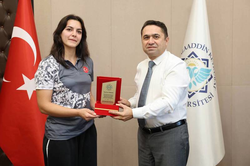 ALKÜ’LÜ ŞAMPİYON ESRA TÜRKMEN’E REKTÖR TÜRKDOĞAN’DAN TEBRİK