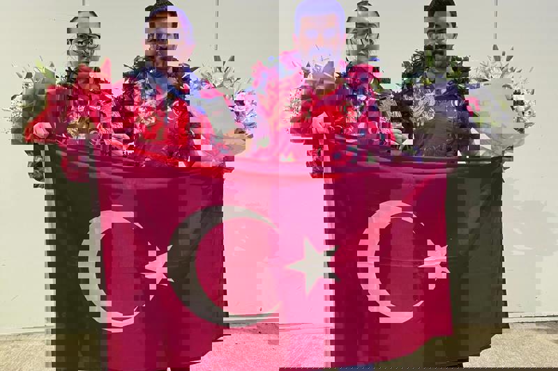 TÜRKİYE BOKS MİLLİ TAKIM BAŞ ANTRENÖRÜ ÖĞRENCİMİZ MUSTAFA SÜMER VE MİLLİ TAKIMIMIZ’DAN AVRUPA’DA TARİHİ BAŞARI!