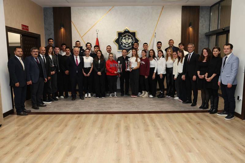 ŞAMPİYONLAR ALKÜ’YÜ GURURLANDIRDI