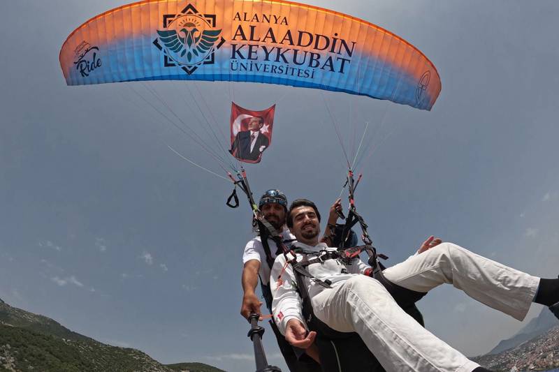 ALKÜ’LÜ GENÇLER TÜRK BAYRAĞINI SEMADA DALGALANDIRDI