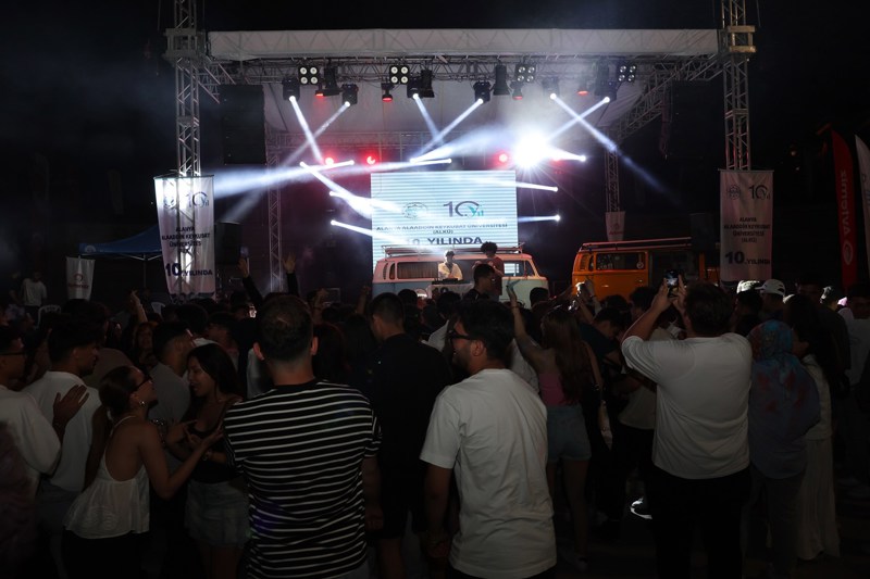 ALKÜ’DE 10. YIL COŞKUSU 23 NİSAN’LA TAÇLANDI