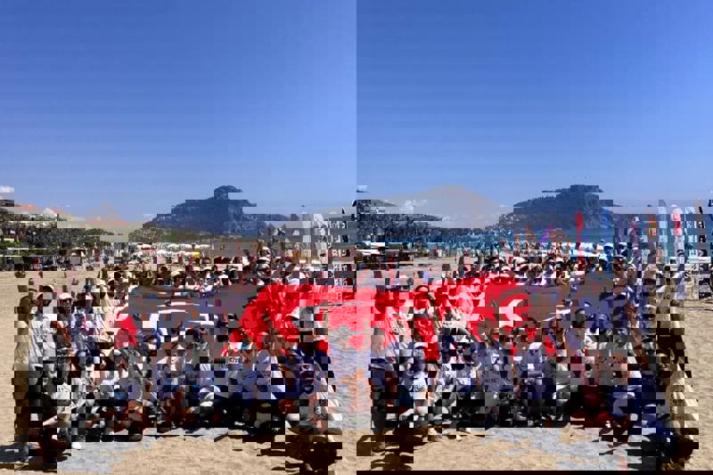 FAKÜLTEMİZ ÖĞRENCİLERİNDEN PARAŞÜTLÜ 19 MAYIS KUTLAMASI