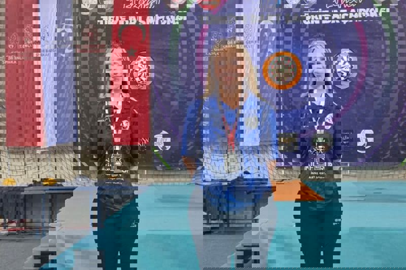 ALKÜ SPOR BİLİMLERİ FAKÜLTESİ ÖĞRENCİSİ AYŞE BODUR’DAN TÜRKİYE DART ŞAMPİYONASI’NDA BÜYÜK BAŞARI