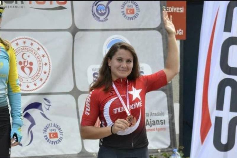 FAKÜLTEMİZ ÖĞRENCİSİ SEVİM GERÇEK ULUSLARARASI KORKMAZ VADİSİ MTB CUP (DAĞ BİSİKLETİ) KUPASI ELİT KADINLAR ÜÇÜNCÜSÜ OLDU