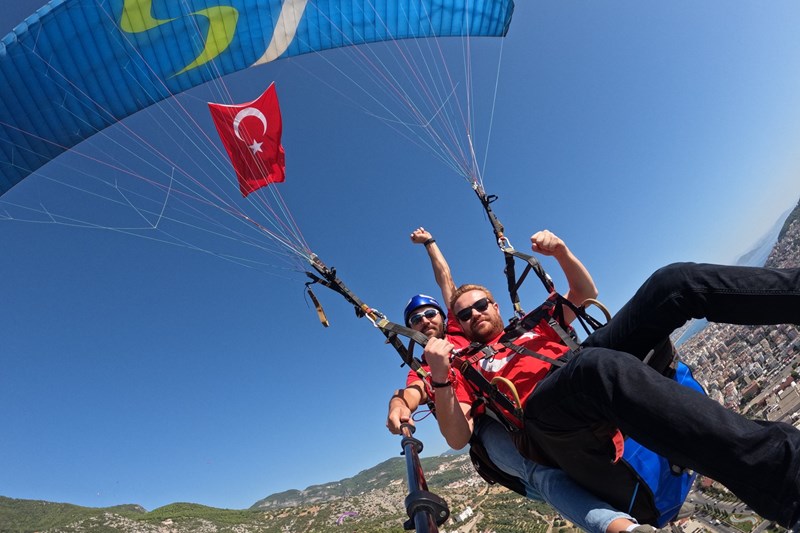 ALKÜ TÜRK BAYRAĞINI SEMADA DALGALANDIRDI